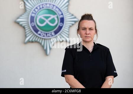 Nouvelle recrue de police Verity Steele à l'extérieur du quartier général de la police de Staffordshire. Verity a été inscrit et formé dans le cadre du programme de recrutement 20,000 par le Home Office. Plus de 70,000 personnes ont demandé à devenir des policiers au cours des six premiers mois de la campagne de recrutement du gouvernement. Banque D'Images