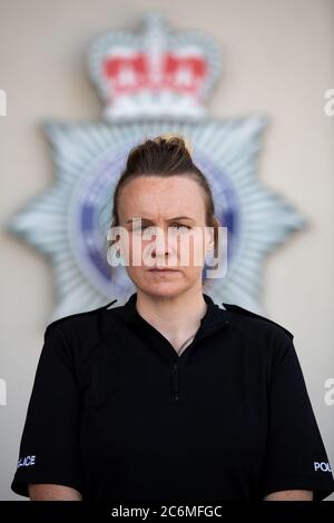 Nouvelle recrue de police Verity Steele à l'extérieur du quartier général de la police de Staffordshire. Verity a été inscrit et formé dans le cadre du programme de recrutement 20,000 par le Home Office. Plus de 70,000 personnes ont demandé à devenir des policiers au cours des six premiers mois de la campagne de recrutement du gouvernement. Banque D'Images