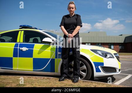 Nouvelle recrue de police Verity Steele à l'extérieur du quartier général de la police de Staffordshire. Verity a été inscrit et formé dans le cadre du programme de recrutement 20,000 par le Home Office. Plus de 70,000 personnes ont demandé à devenir des policiers au cours des six premiers mois de la campagne de recrutement du gouvernement. Banque D'Images