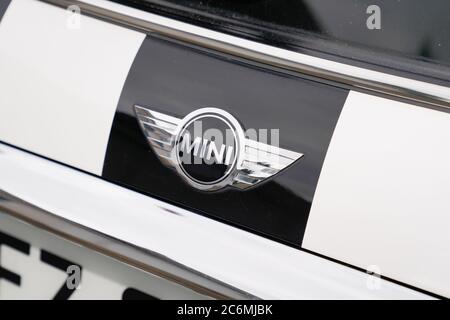 Bordeaux , Aquitaine / France - 07 10 2020 : MINI-logo de voiture sur la voiture garée en concession Banque D'Images