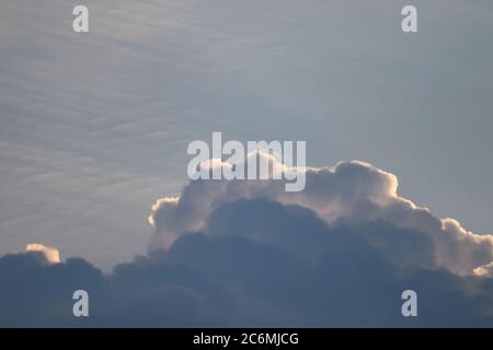 Gros plan des nuages tourbillonnent dans les jours de pluie et viennent dans la soirée Banque D'Images