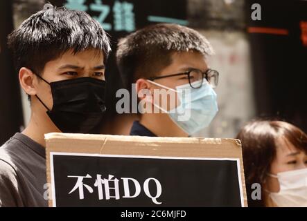 Hong Kong, CHINE. 11 juillet 2020. Lester Shum ( 27/gauche ) un vieux camarade de Joshua Wong et ancien chef étudiant de la RÉVOLUTION PARAPLUIE de 2014, se présente avec Wong, faisant campagne pour les élections primaires pour la promotion de candidats démocratiques, y compris lui-même avant l'élection de LegCo 2020 qui vient en septembre. Sur la plaque, il est écrit : PAS PEUR D'ÊTRE DISQUALIFIÉ.juillet-11, 2020 Hong Kong.ZUMA/Liau Chung-ren crédit: Liau Chung-ren/ZUMA Wire/Alay Live News Banque D'Images