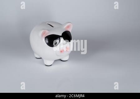 Gros plan de la Piggy Bank rose sur fond blanc Banque D'Images