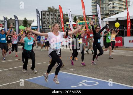 2014 coureurs City2Surf à l'approche de la ligne d'arrivée à Bondi Beach à Sydney. Banque D'Images