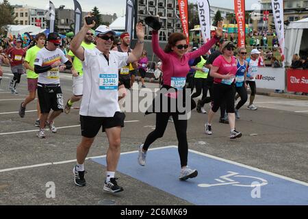 2014 coureurs City2Surf à l'approche de la ligne d'arrivée à Bondi Beach à Sydney. Banque D'Images