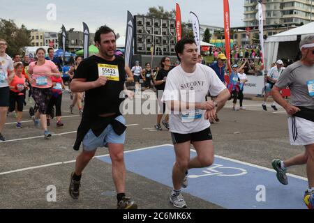 2014 coureurs City2Surf à l'approche de la ligne d'arrivée à Bondi Beach à Sydney. Banque D'Images