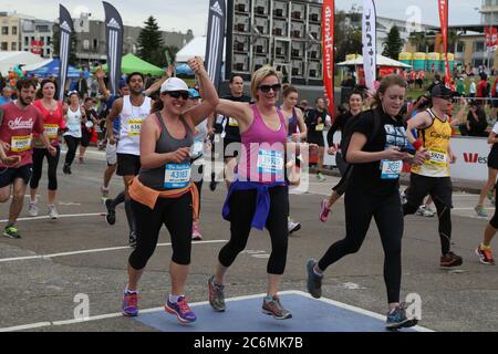 2014 coureurs City2Surf à l'approche de la ligne d'arrivée à Bondi Beach à Sydney. Banque D'Images