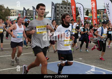 2014 coureurs City2Surf à l'approche de la ligne d'arrivée à Bondi Beach à Sydney. Banque D'Images