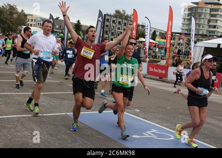 2014 coureurs City2Surf à l'approche de la ligne d'arrivée à Bondi Beach à Sydney. Banque D'Images