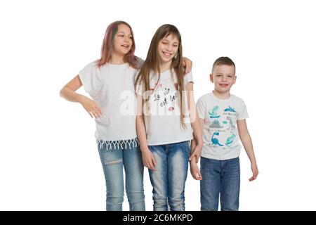 enfants en t-shirts et jeans isolés sur blanc. Amis ou frères et sœurs, Banque D'Images