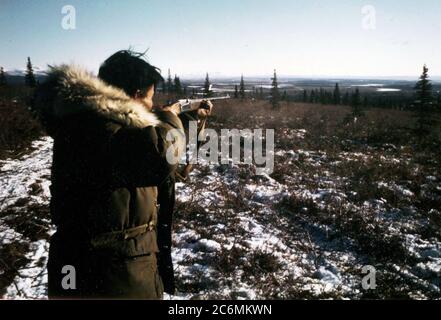 10/7/1972 - Chasseur de caribou, Ambler, Alaska Banque D'Images
