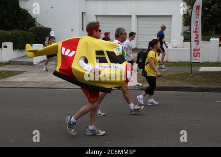 Certains coureurs ont amassé de l'argent pour le service de sauvetage de l'hélicoptère Westpac Life Saver. Certains ont même déguisé des hélicoptères Westpac Life Saver jaunes. Banque D'Images