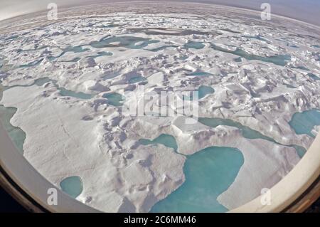 Océan Arctique - un banc de glace glisse vers le bas du côté tribord de la garde-côte de Healy 12 août 2009, alors que le navire vers le nord jusque dans la glace épaisse. Banque D'Images