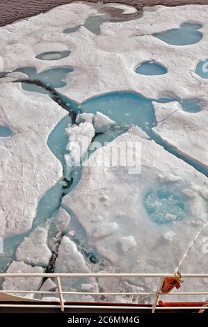 Océan Arctique - un banc de glace glisse vers le bas du côté tribord de la garde-côte de Healy, le 11 août 2009, alors que le navire vers le nord jusque dans la glace épaisse. Banque D'Images