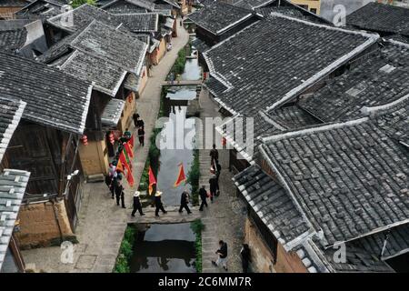 (200711) -- FUZHOU, 11 juillet 2020 (Xinhua) -- une photo aérienne montre aux villageois un rituel funéraire pour la carpe décédée dans le village de Puyuan, canton de Puyuan, comté de Zhouning, province de Fujian, sud-est de la Chine, 4 juillet 2020. À première vue, Puyuan Village ne semble pas faire la différence avec les autres villages historiques de Chine. Mais c'est le poisson-carpe dans un ruisseau local, connu sous le nom de ruisseau Carp, qui rend le village spécial. Le village de Puyuan couvre une superficie de 9.2 kilomètres carrés et compte une population d'environ 6,200 000 habitants. Originaire de la montagne Ziyun, plusieurs ruisseaux convergent vers le 3,000 mètres Banque D'Images