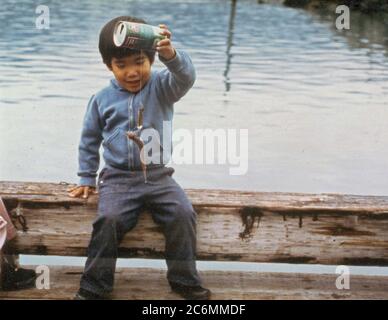4 juillet 1976 Eskimo boy attrapant son premier poisson à l'aide peut, ligne, & lure, Seward Alaska Small Boat Harbour Banque D'Images
