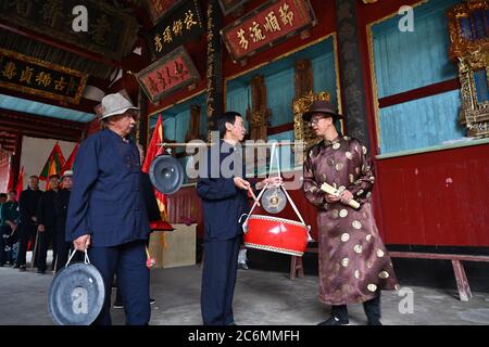 (200711) -- FUZHOU, 11 juillet 2020 (Xinhua) -- les villageois se réunissent au Zheng ancestral Hall pour préparer un rituel funéraire pour la carpe décédée dans le village de Puyuan, canton de Puyuan, comté de Zhouning, province de Fujian, dans le sud-est de la Chine, le 4 juillet 2020. À première vue, Puyuan Village ne semble pas faire la différence avec les autres villages historiques de Chine. Mais c'est le poisson-carpe dans un ruisseau local, connu sous le nom de ruisseau Carp, qui rend le village spécial. Le village de Puyuan couvre une superficie de 9.2 kilomètres carrés et compte une population d'environ 6,200 000 habitants. Originaire de la montagne Ziyun, plusieurs ruisseaux convergent vers l'international Banque D'Images