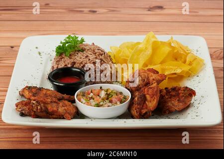 Plats américains traditionnels frais sur l'assiette avec poulet grillé et pinto gallo Banque D'Images