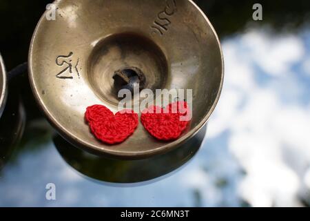 Instrument sonore Zimbel pour la détente avec un coeur rouge crocheté. Banque D'Images