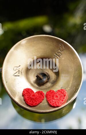 Instrument sonore Zimbel pour la détente avec un coeur rouge crocheté. Banque D'Images