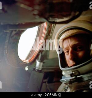 (21-29 août 1965) --- L'astronaute Charles Conrad Jr à l'intérieur de l'engin spatial de Gemini-5 comme il en orbite autour de la Terre. Banque D'Images