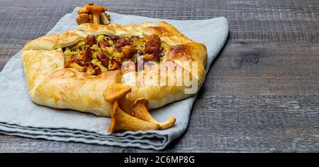 Galette à tarte ouverte aux champignons et aux pommes de terre prête à manger avec espace de copie Banque D'Images