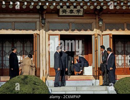 Le président Barack Obama met ses chaussures sur après un déjeuner officiel avec le président sud-coréen Lee Myung-bak à la Maison Bleue à Séoul, Corée du Sud, le 19 novembre 2009. Banque D'Images