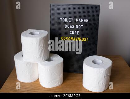 Un Ensemble De Mots Avec La Citation Le Papier Toilette Ne Guerit Pas Le Virus Corona Avec Le Papier Toilette Empile A Cote Photo Stock Alamy