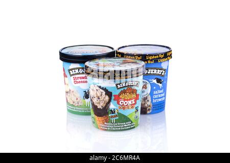Différentes saveurs de délicieux Ben & Jerry's Ice Cream isolées sur fond blanc. Banque D'Images
