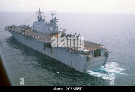 Un port trimestre Vue sur le navire d'assaut amphibie USS Peleliu (LHA-5) en cours au cours de l'or '85 Cobra, une conjointe U.S./Thai exercice d'entraînement. Banque D'Images