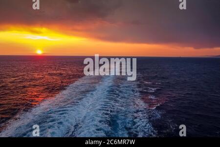 Coucher de soleil au lendemain d'un bateau de croisière. Vue depuis la poupe du bateau. Banque D'Images