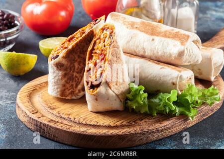 Burritos wraps avec mincemat, haricots et légumes. Cuisine mexicaine Banque D'Images