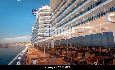 Bateau de croisière au port de Marseille en France lors d'une escale, géante des mers. Banque D'Images