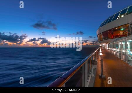 Vue sur la promenade d’un bateau de croisière pendant la navigation de nuit. Banque D'Images