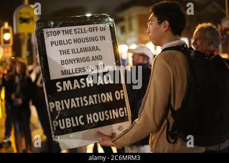 Un manifestant détient un signe contre la vente de logements publics à l'extérieur de l'agence immobilière Di Jones au 118-122 Queen St, Woollahra à Sydney comme au Banque D'Images