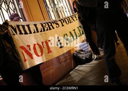 Les manifestants de ‘Save Millers point’ ont tenu leurs bannières et leurs panneaux devant l’agence immobilière Di Jones à Woollahra, Sydney, lors de la vente aux enchères du 29 Lower fort Banque D'Images