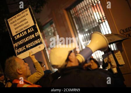 Les manifestants de ‘Save Millers point’ manifestent bruyamment à l’extérieur de l’agence immobilière Di Jones, au 118-122, rue Queen, Woollahra à Sydney, pour la vente aux enchères de 2 personnes Banque D'Images