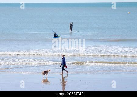 Hastings, East Sussex, Royaume-Uni. 11 juillet 2020. Météo au Royaume-Uni : beau début de week-end avec un ciel bleu vif et des températures chaudes à Hastings, dans l'est du Sussex. Crédit photo : Paul Lawrenson/Alay Live News Banque D'Images