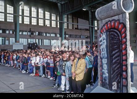 Une foule se rassemble en une section du mur de Berlin après la réunification de l'Allemagne. Banque D'Images