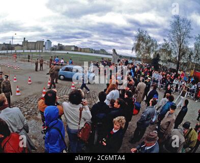 Une foule de citoyens de l'Allemagne de l'Ouest réunit à la nouvelle ouverture dans le mur de Berlin à la Potsdamer Platz. Banque D'Images