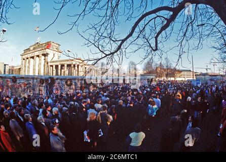 Une foule se rassemble au mur de Berlin près de la porte de Brandebourg à la suite de la structure, l'ouverture officielle le 22 décembre. Banque D'Images