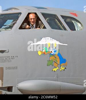 La Fédération de Russie et l'avion le plus célèbre pilote d'essai de l'espace, le Colonel Magomed Tolboev, donne à partir de la fenêtre du cockpit d'un US Air Force (USAF) B-52H Stratofortress aéronefs affectés à la 5e Bomb Wing (BW), alors que l'appareil s'affiche au cours de l'espace et l'Aviation de Moscou montrent à l'Aérodrome Ramenskoye, la Russie. Banque D'Images