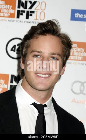 Manhattan, États-Unis d'Amérique. 24 septembre 2010. NEW YORK - SEPTEMBRE 24 : Armie Hammer participe à la première du 'réseau social' lors du 48e Festival du film de New York à Alice Tully Hall, Lincoln Center, le 24 septembre 2010 à New York. Personnes: Armie Hammer, Elizabeth Chambers crédit: Storms Media Group/Alay Live News Banque D'Images