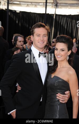 Hollywood, États-Unis d'Amérique. 28 février 2011. HOLLYWOOD, CA - 27 FÉVRIER : Armie Hammer Elizabeth Chambers arrive au 83e prix annuel de l'Académie qui s'est tenu au Kodak Theatre le 27 février 2011 à Hollywood, Californie personnes : Armie Hammer Elizabeth Chambers crédit : Storms Media Group/Alay Live News Banque D'Images