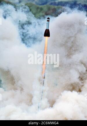 Un RTM-18A Smokey Sam missile anti-aérien simulé est lancé à l'approche d'un avion de guerre électronique de la Vallée-de-Corbeau Gamme tactique pendant l'exercice COPE THUNDER '84-7. Banque D'Images