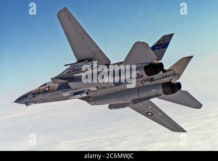 Un avion face intérieure gauche vue d'un F-14A Tomcat avion avant le lancement d'une gamme moyenne avancée air-to-air missile (AMRAAM) au-dessus du Pacifique Centre d'essai de missiles. Banque D'Images