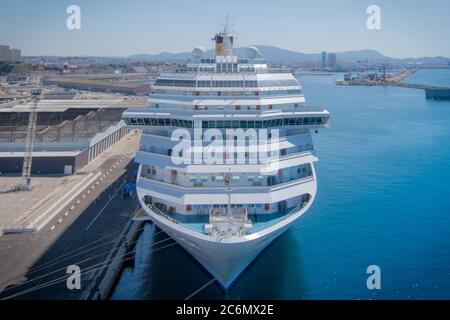 Bateau de croisière au port de Marseille en France lors d'une escale, géante des mers. Banque D'Images