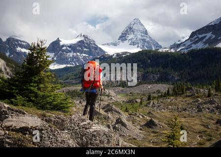 Aventure randonnée dans le parc provincial emblématique du Mont Assiniboine, près de Banff Banque D'Images