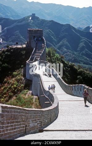 Vue d'une partie de la Grande Muraille située au nord-ouest et au nord de Beijing montrant les touristes à l'allée menant à une tour fortifiée position.ca. 1986 Banque D'Images