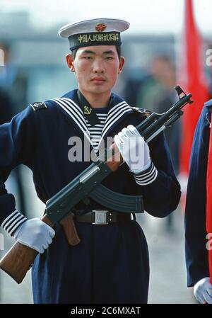 Un marin chinois, armé d'un fusil d'assaut Type 56, monte la garde lors d'une cérémonie de bienvenue offert en l'honneur de la première US Navy (USN) navires à se rendre en Chine en 40 ans. Banque D'Images